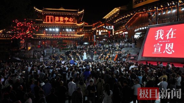 天宇优配 女局长回应将游客接回家住新房：这是一城人的鼎力托举
