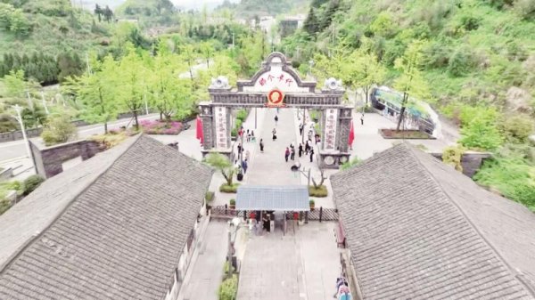 通弘网  万山：“那个年代”清凉一夏